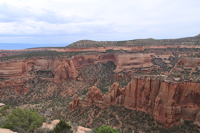 Colorado-National-Monument: Die markanten roten Felsen des Colorado National Monuments, gern „Mini Grand Canyon“ genannt, erstrecken sich über mehr als 80 Quadratkilometer und beeindrucken mit Schluchten und bizarren Felsformationen.